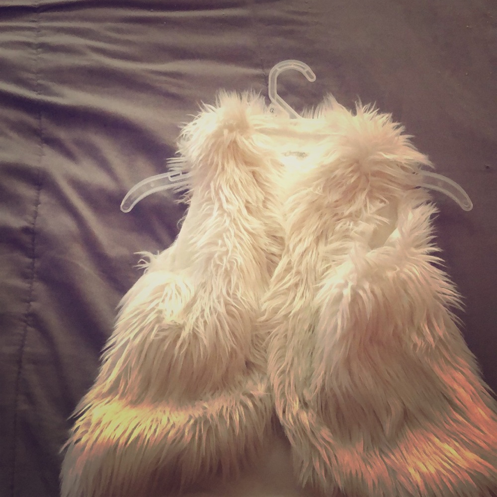 I will be selling a white warm feathered jacket🦋